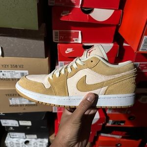Jordan 1s low women’s 9.5 worn once